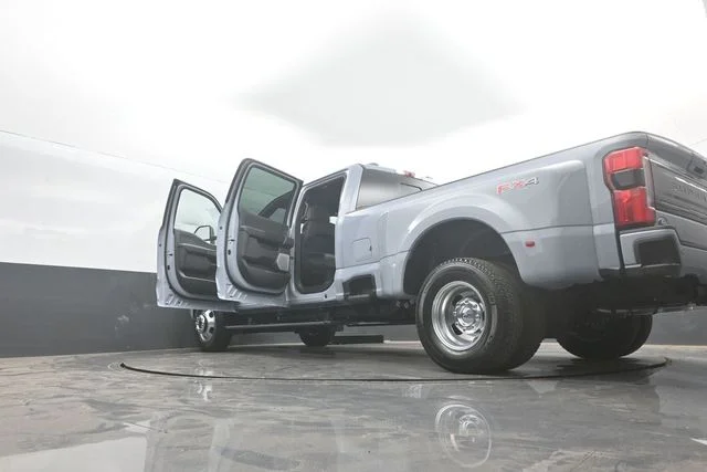 New 2026 Glacier Gray Metallic Tri-Coat Ford F-350® Platinum® image 45