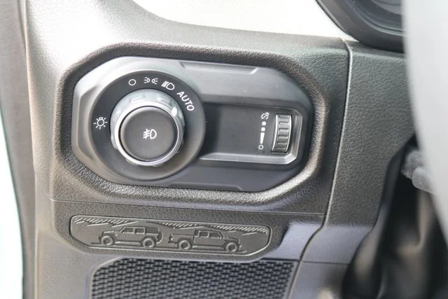 Used 2024 Earl Clearcoat Jeep Sport S image 10