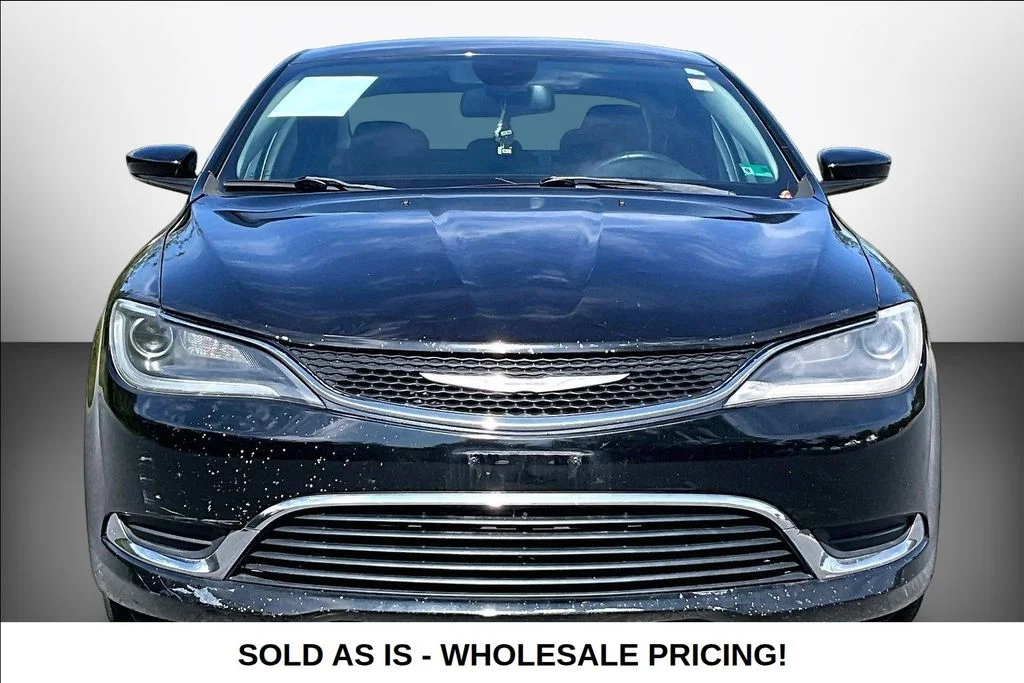 Used 2015  Chrysler Limited image 2