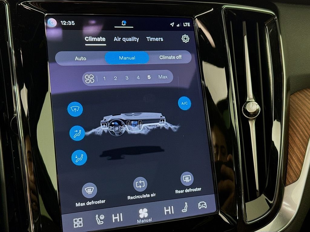 Used 2024 White Volvo B5 Plus image 17