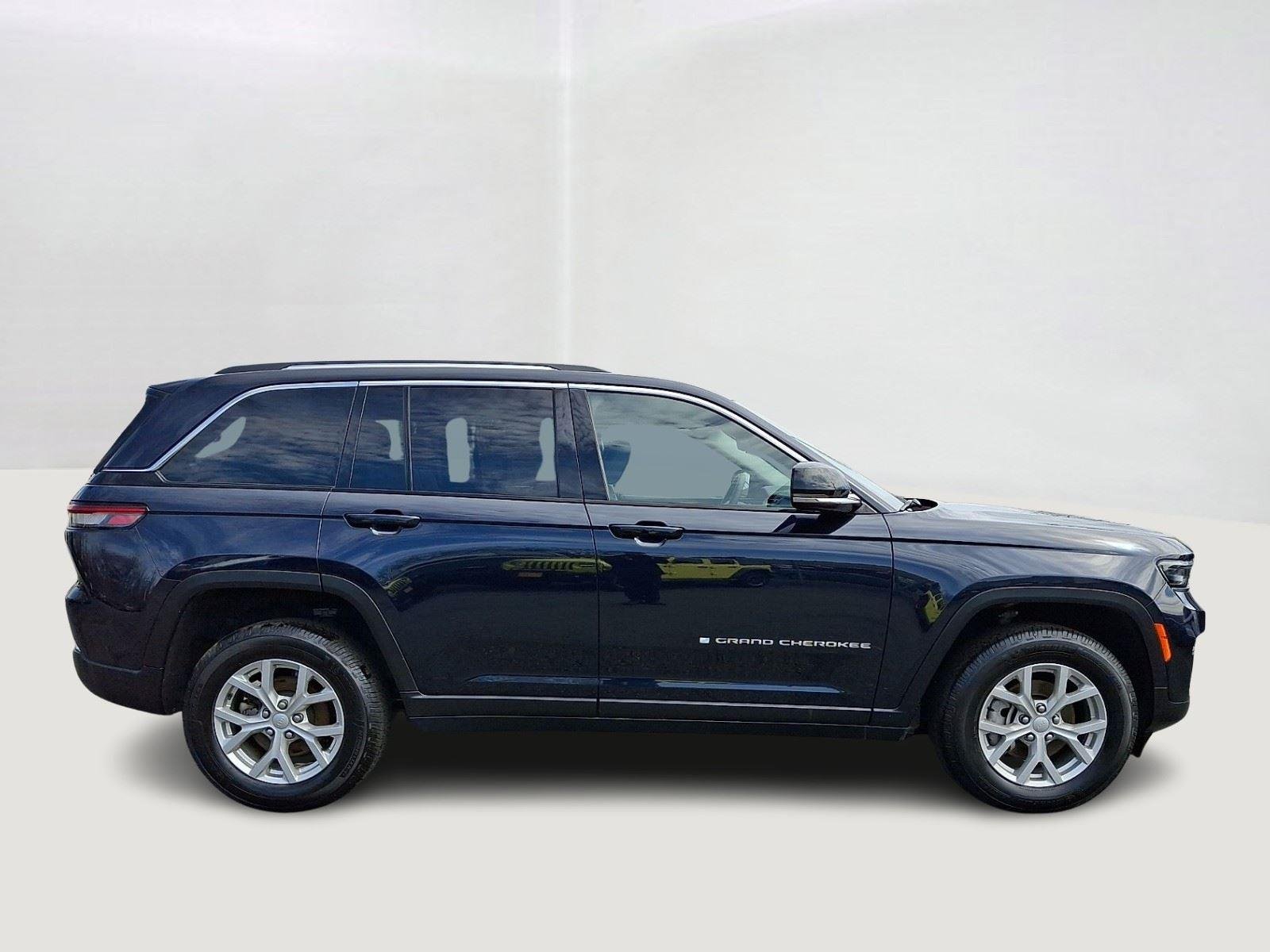 Used 2023 Midnight Sky Jeep Limited image 8