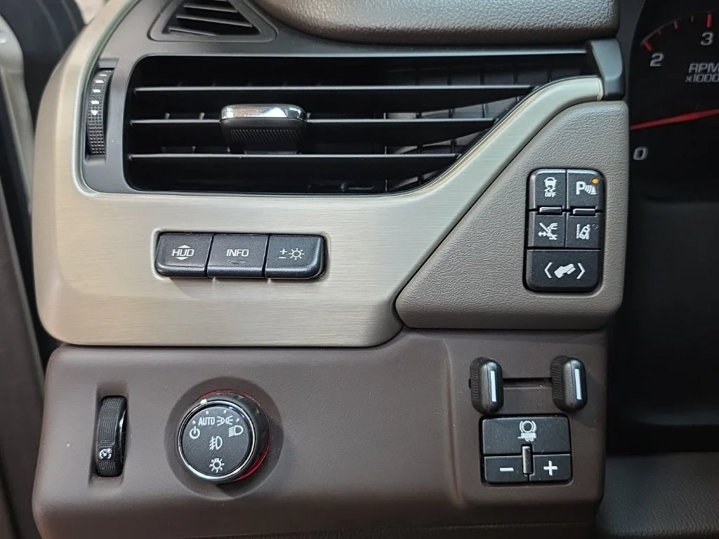 Used 2015 White GMC Denali image 27
