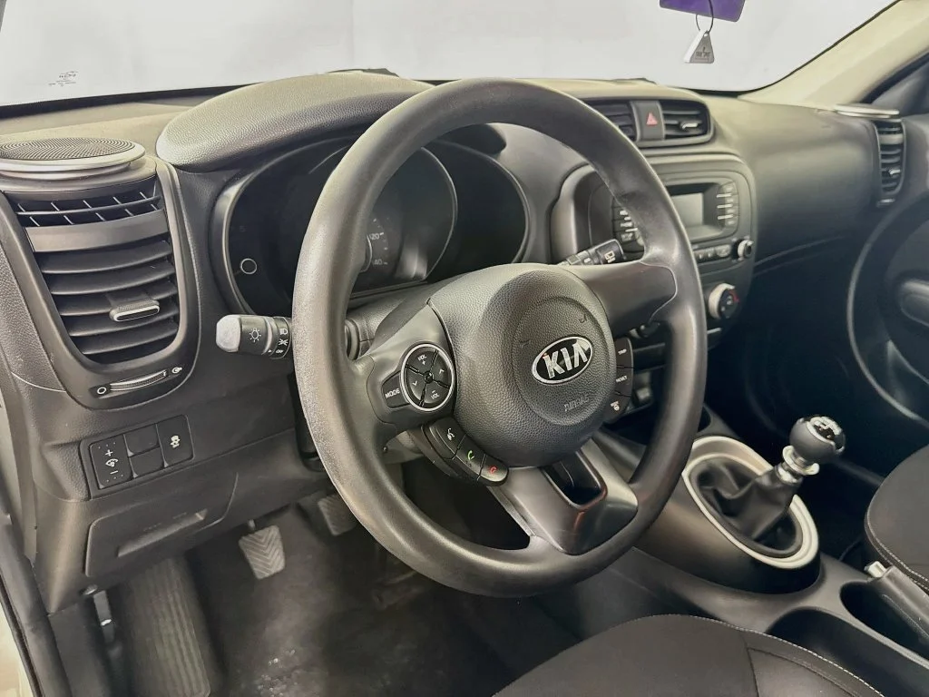 Used 2016 White Kia Base image 9
