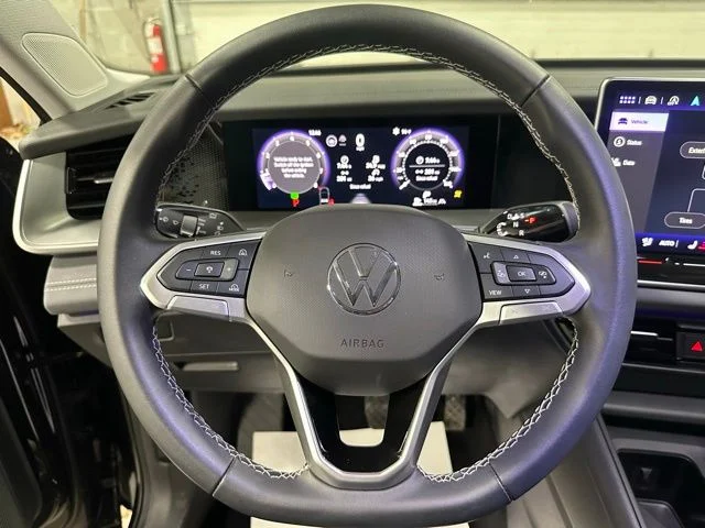 Used 2025 Deep Black Pearl Volkswagen 2.0T SE image 18