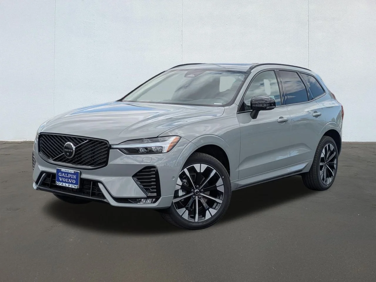 2026 Volvo XC60 B5 Plus Dark AWD's photo