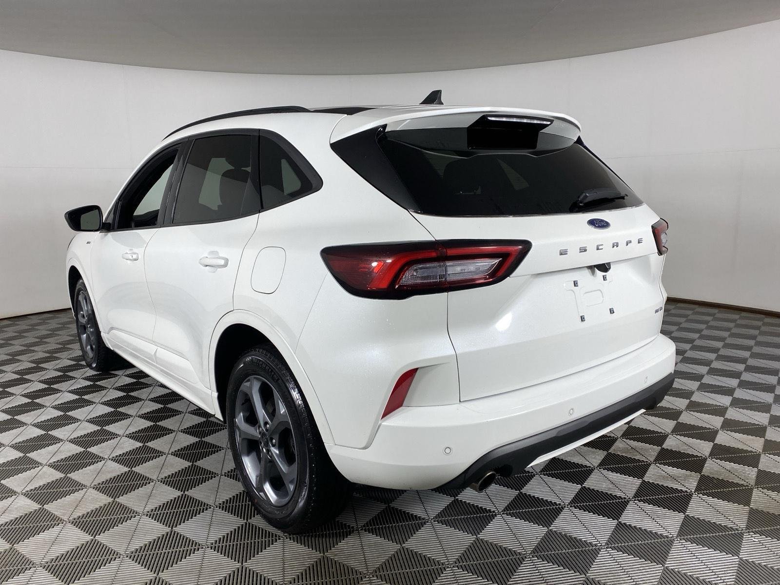 Used 2023 Star White Metallic Tri-Coat Ford ST-Line image 5