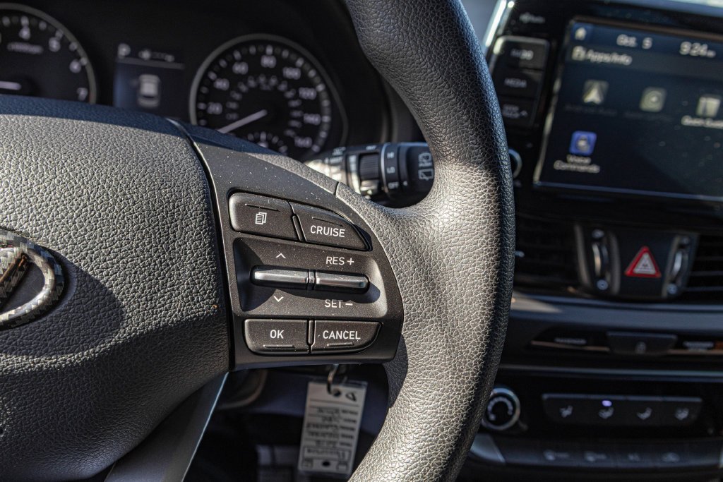Used 2018 White Hyundai Base image 23