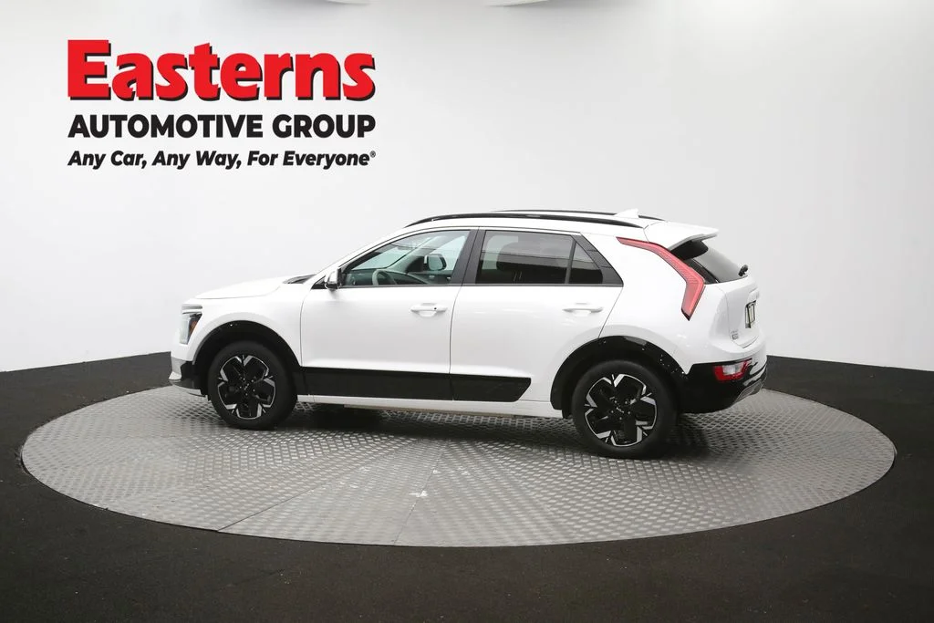 Used 2023 White Kia Wind image 61