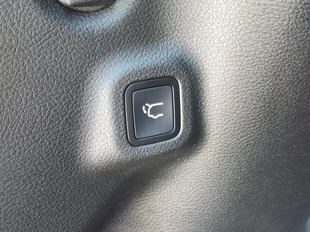 Used 2024 Black Jeep Latitude image 7