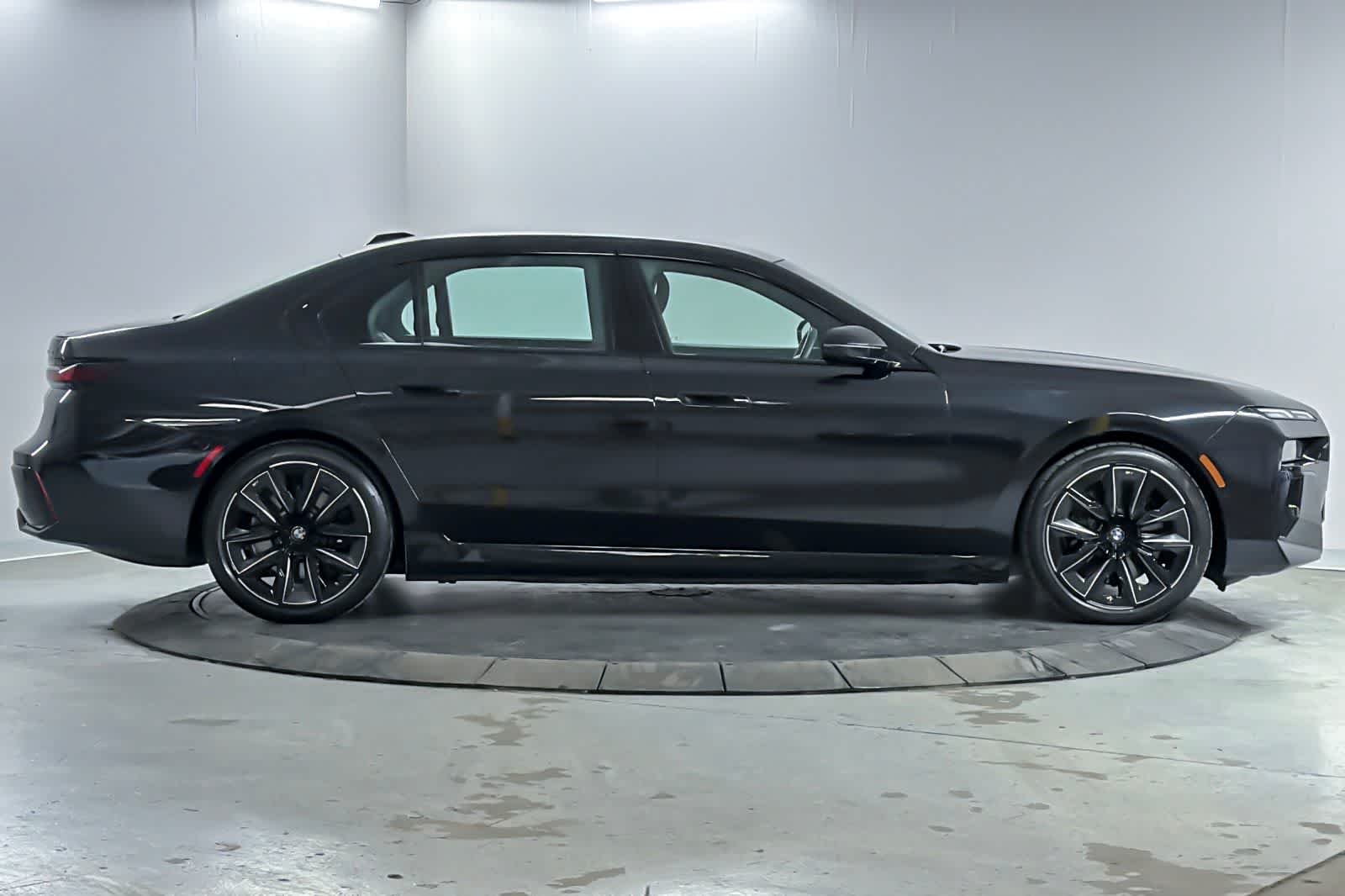 Used 2025 Black Sapphire Metallic BMW xDrive60 image 8