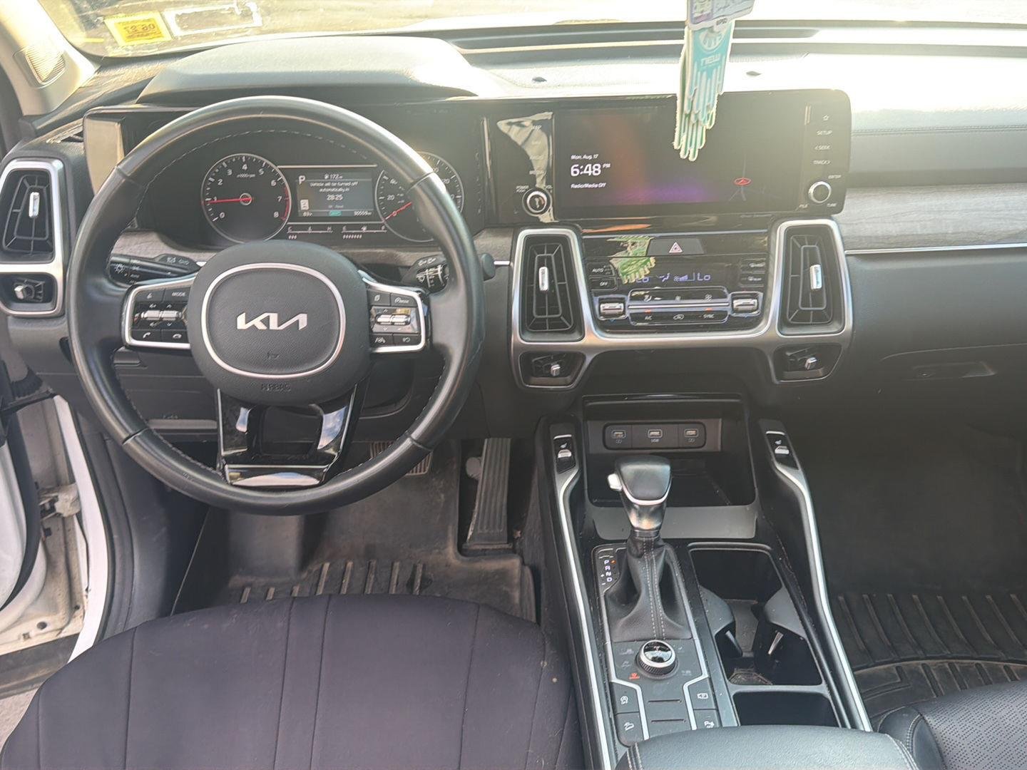 Used 2022 Glacial White Pearl Kia  image 11