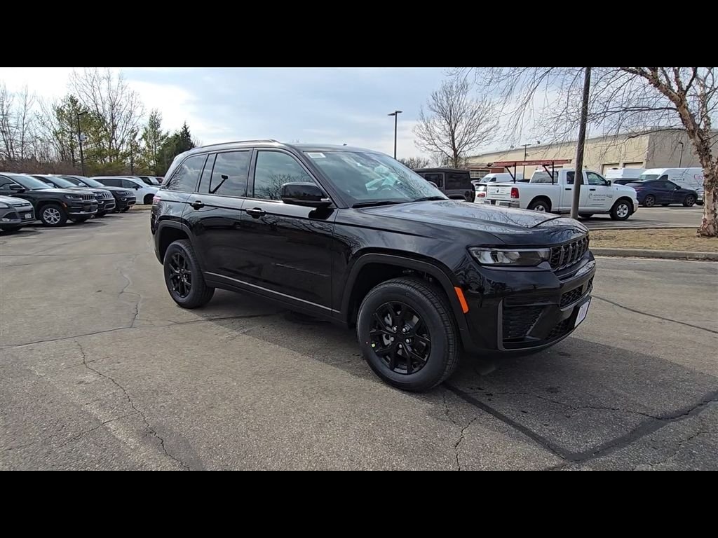 New 2026 Diamond Black Crystal Pearl-Coat Exterior Paint Jeep Altitude image 9