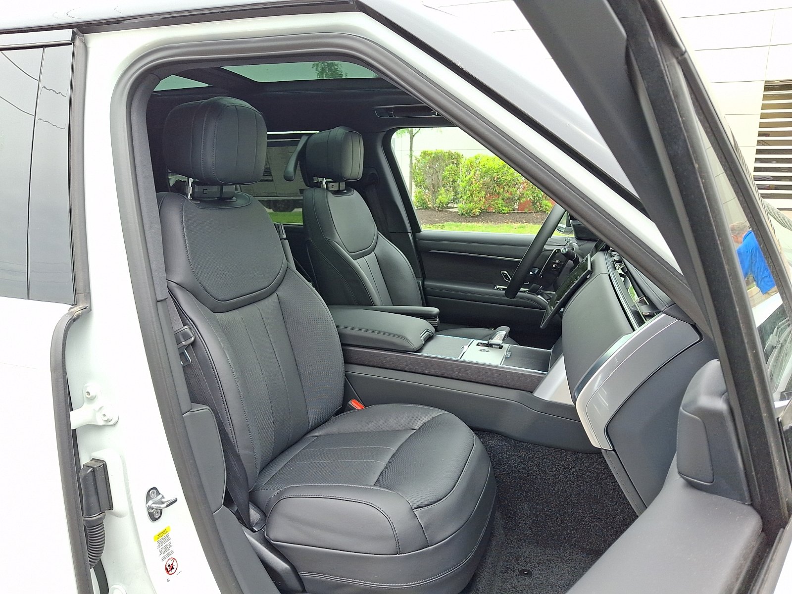 New 2026 Fuji White Land Rover P400 SE 7 Seat image 3