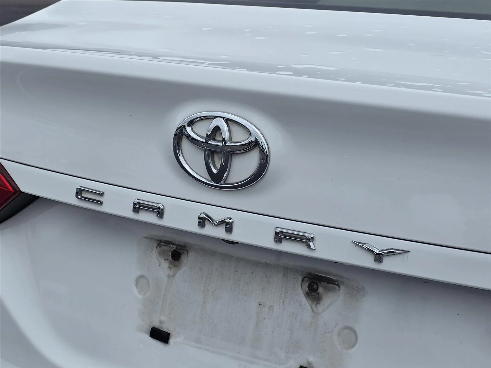 Used 2018 Super White Toyota LE image 33
