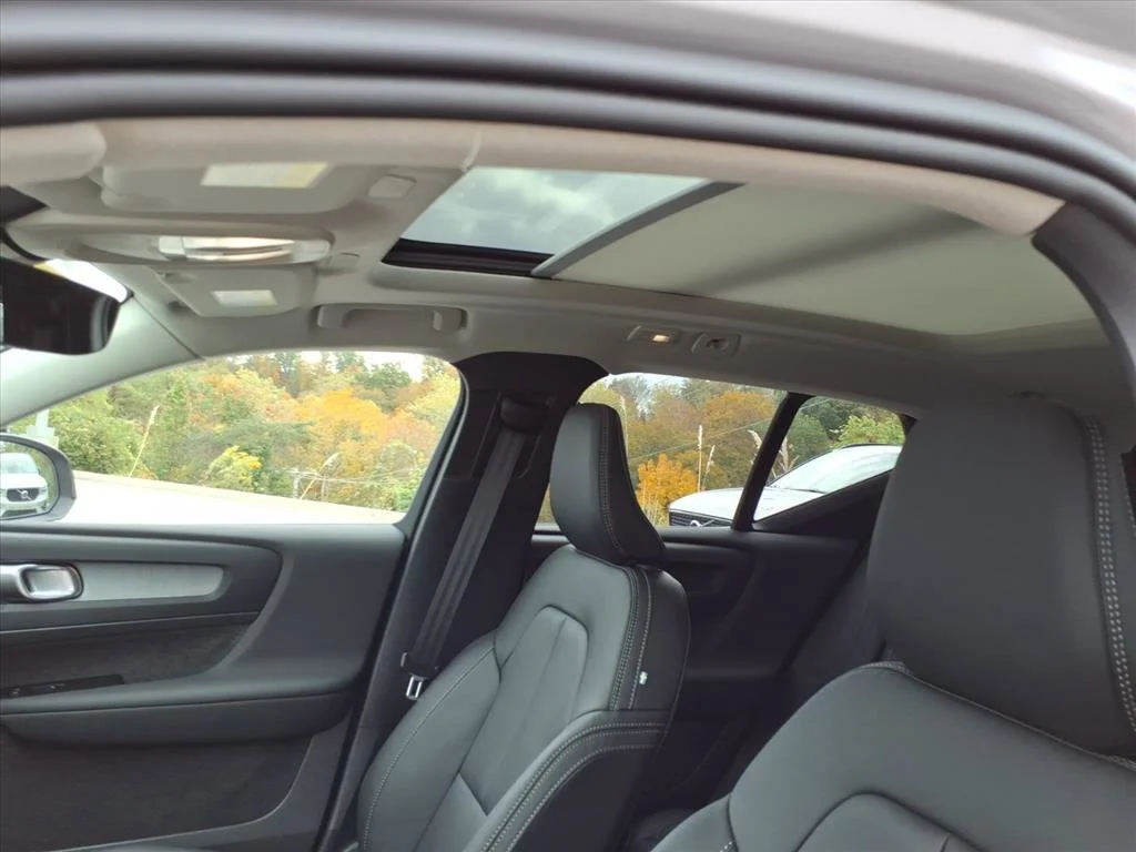 2026 Volvo XC40 Plus - Photo 10