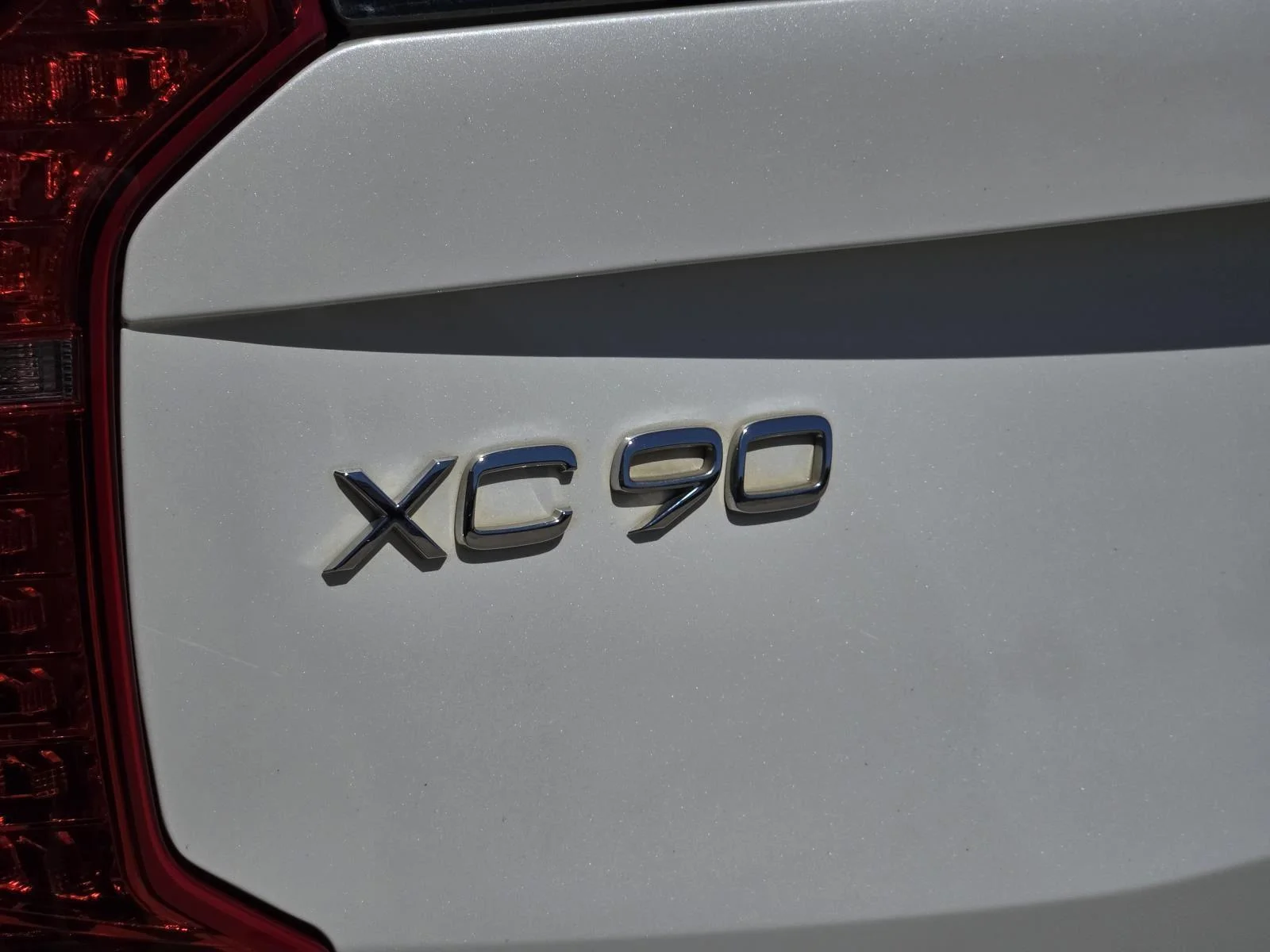 Used 2022 Crystal White Metallic Volvo Momentum image 10