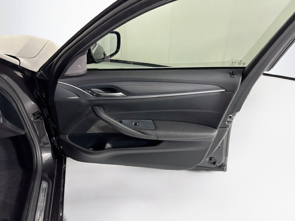 Used 2022 Dark Graphite BMW 530e iPerformance image 26