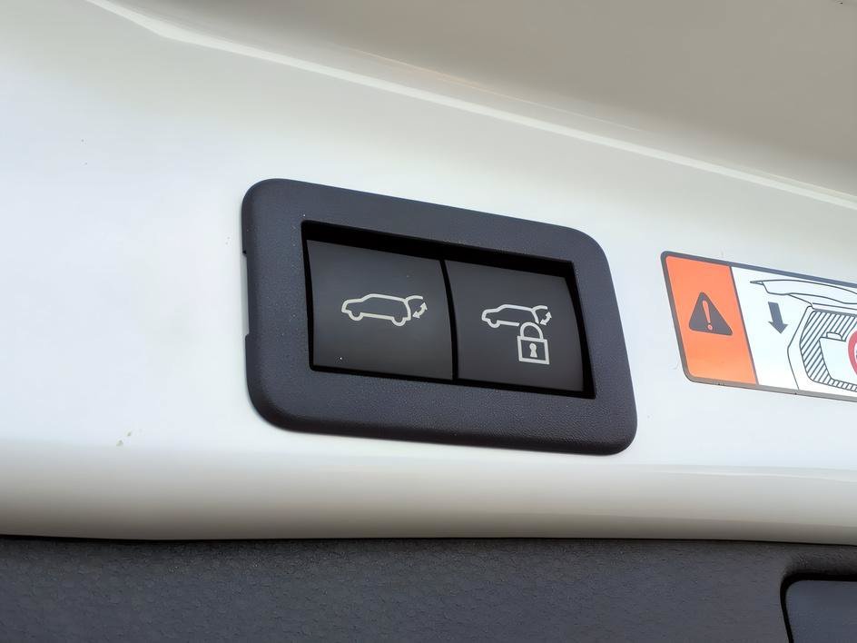 Used 2026 Wind Chill Pearl Toyota XLE Premium image 6