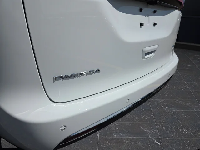 New 2026 Bright White Clear-Coat Exterior Paint Chrysler Select image 35