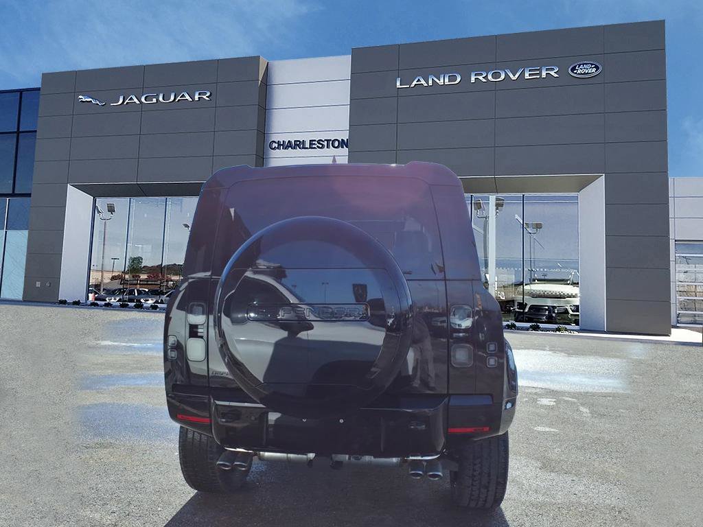 New 2026 Santorini Black Metallic Land Rover X-Dynamic SE image 4