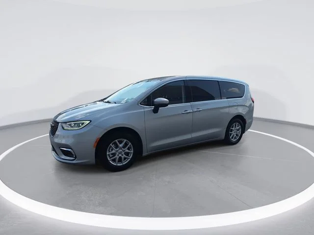 Used 2023 Silver Chrysler Touring L image 4