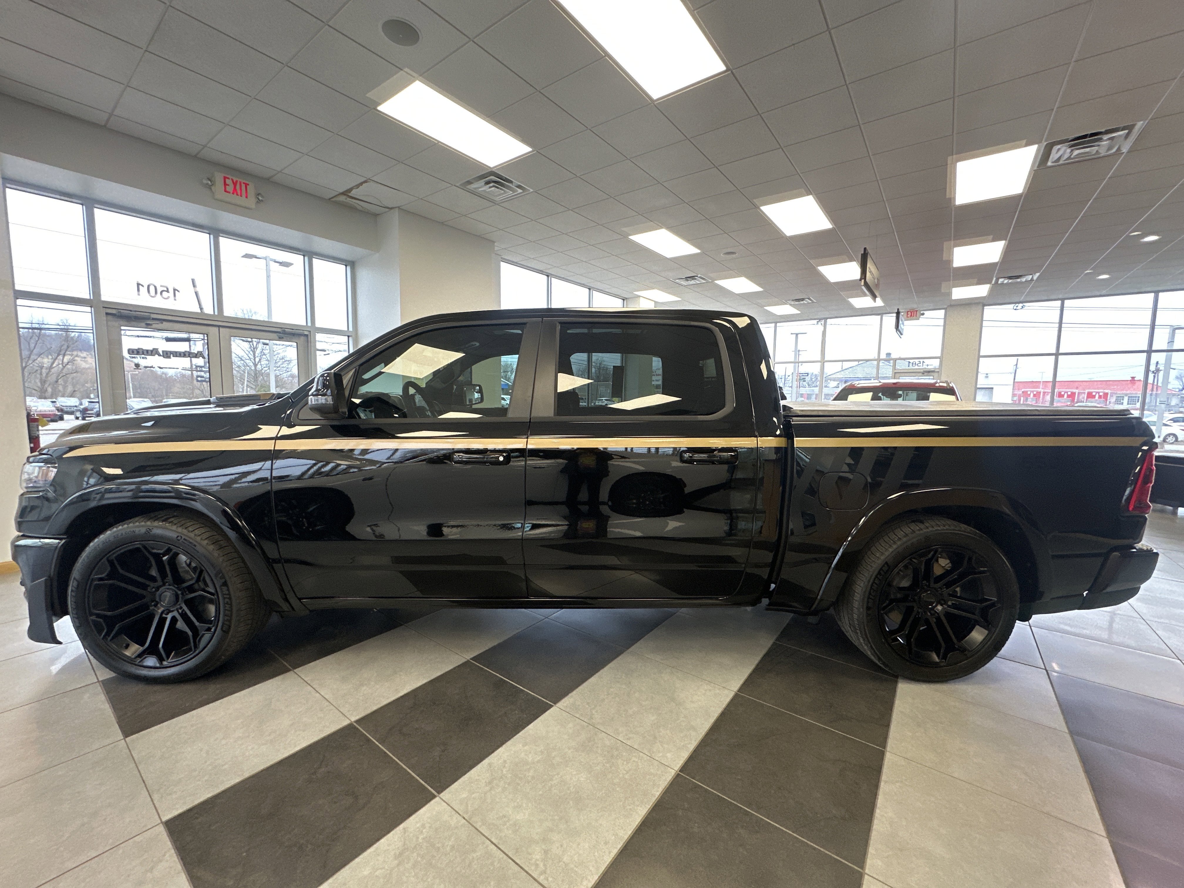 New 2026 Diamond Black Crystal Pearl-Coat Exterior Paint RAM Big Horn DC 650 image 4