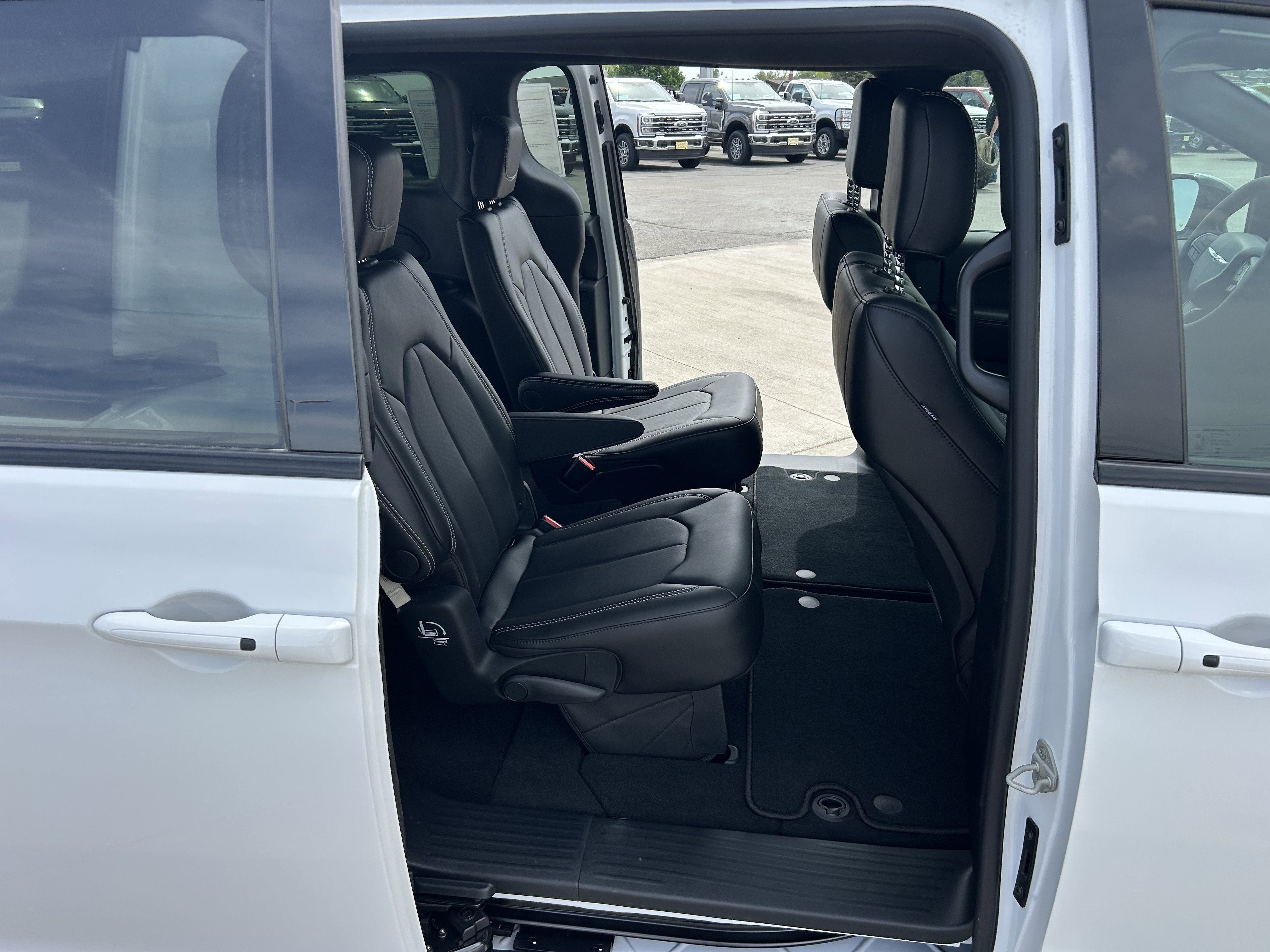New 2026 Bright White Clearcoat Chrysler Select image 9