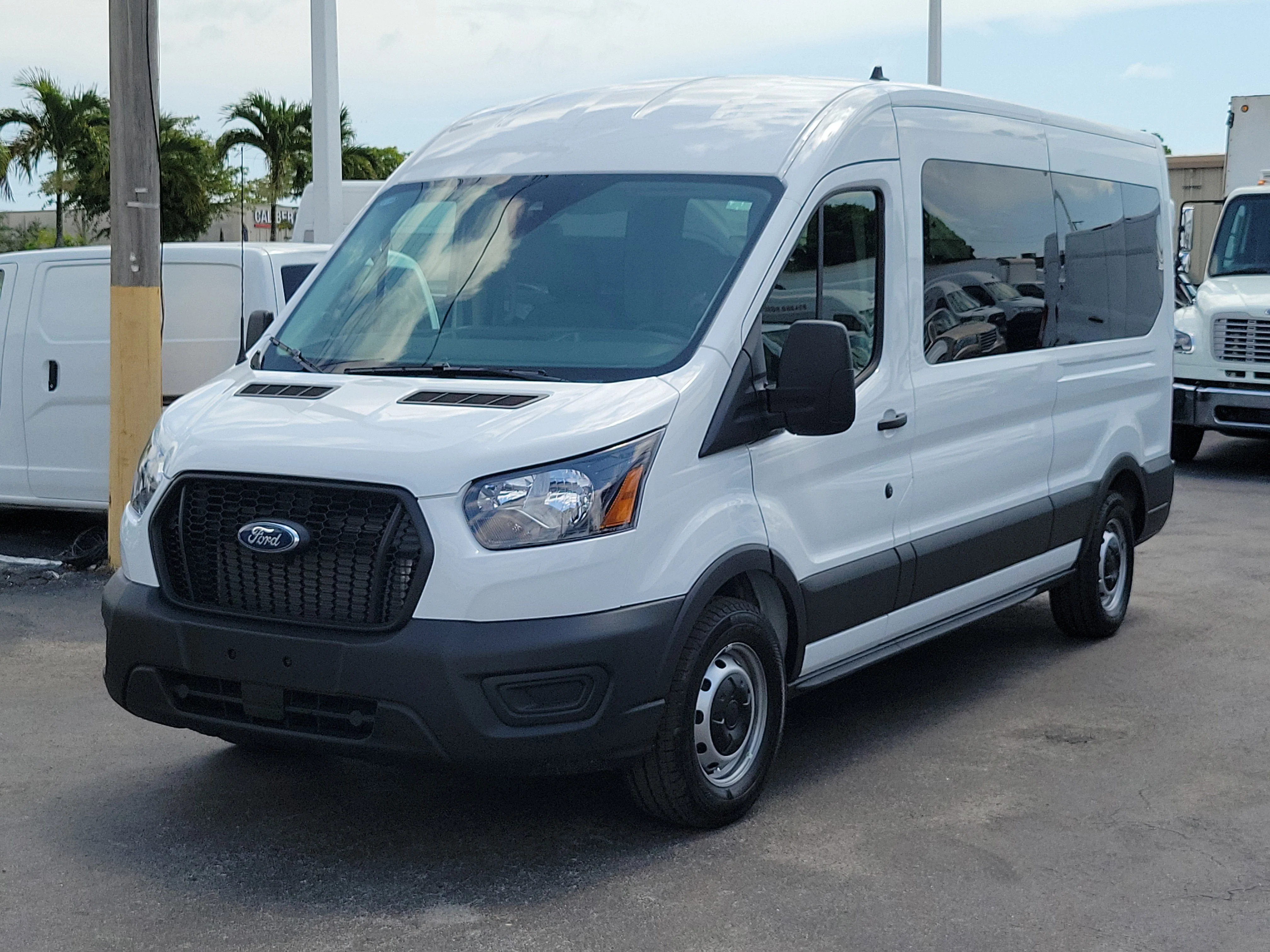 2025 Ford Transit Passenger Van XL - Photo 31
