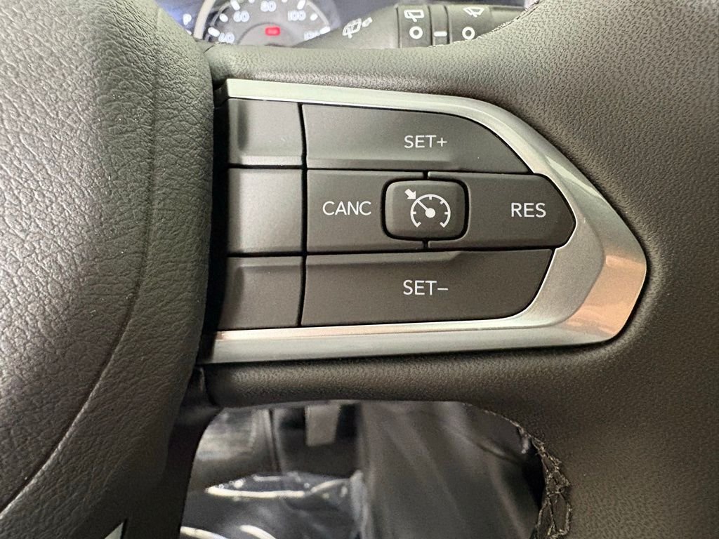 New 2026 Silver Zynith Metallic Clearcoat Jeep Latitude image 24