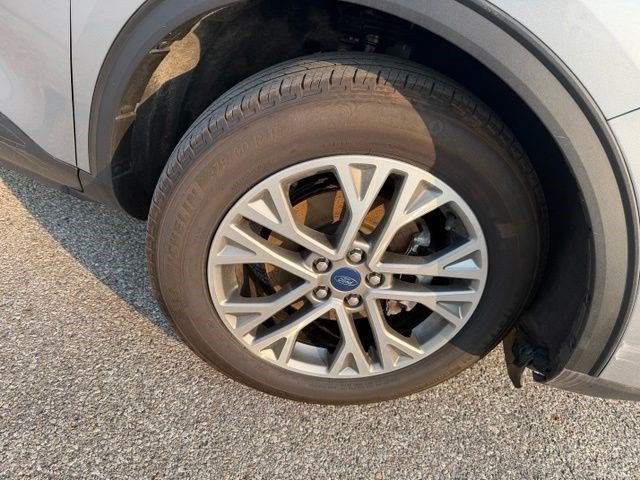 Used 2022 Silver Metallic Ford SEL image 15