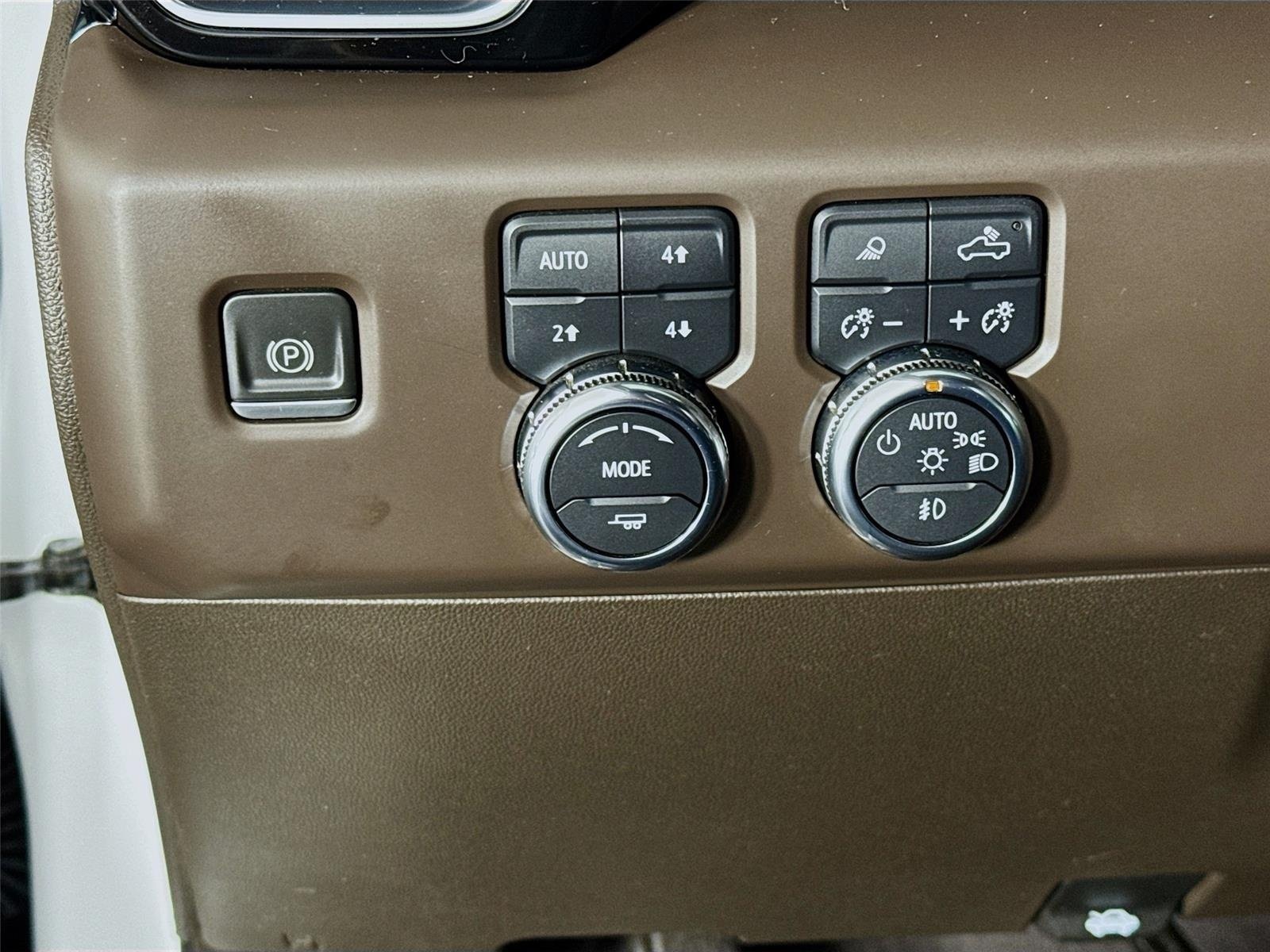 Used 2022 White Frost Tricoat GMC Denali image 10