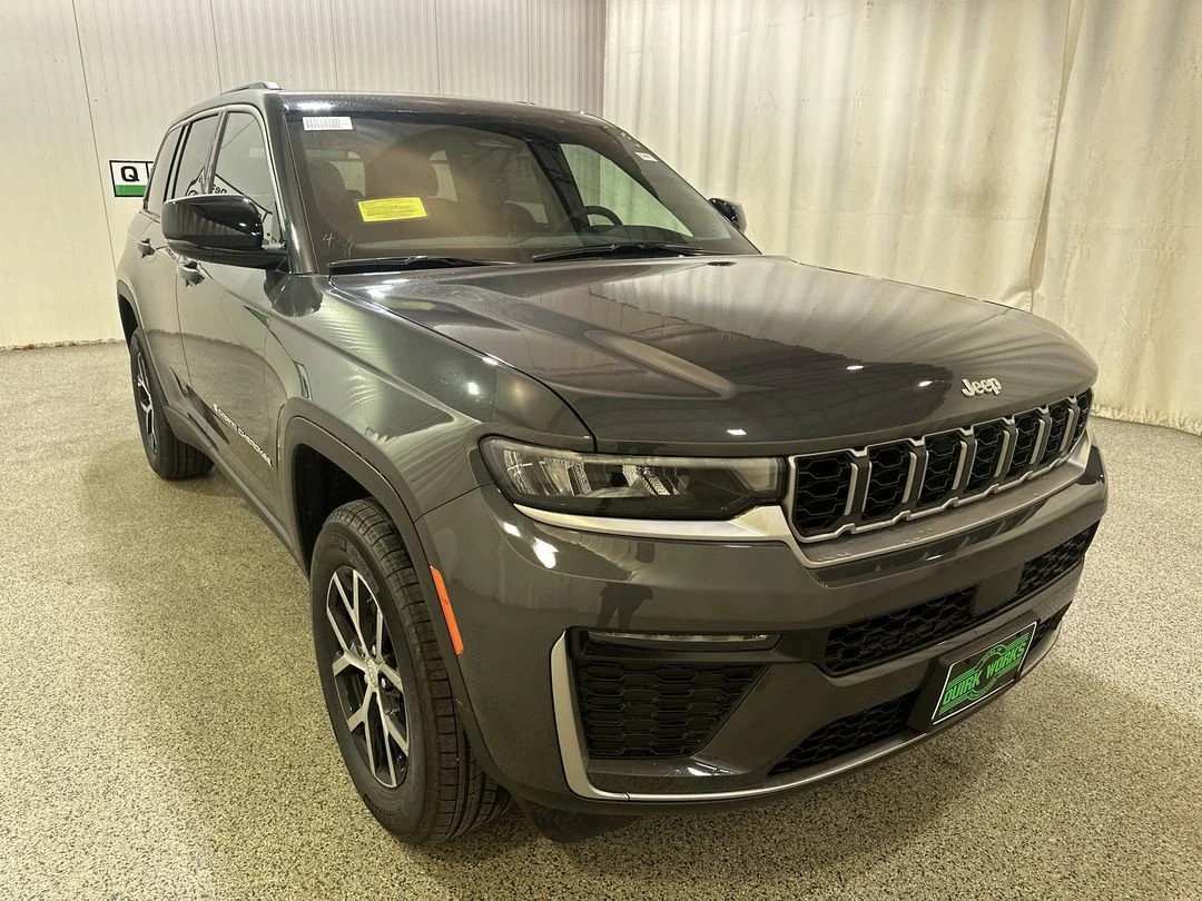 New 2026 Baltic Gray Metallic Clear-Coat Exterior Paint Jeep Limited image 3