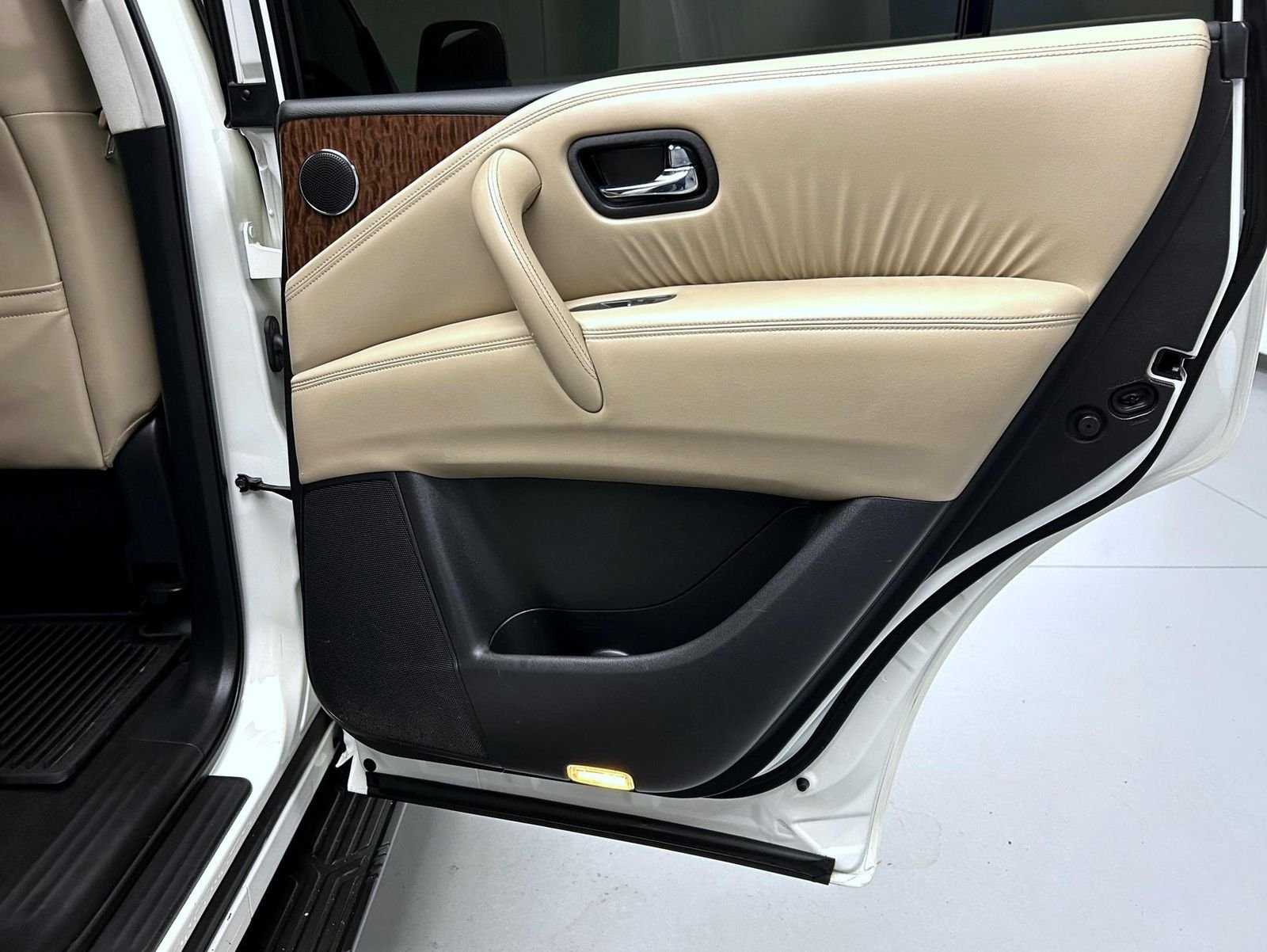 Used 2018 Pearl White Nissan Platinum image 17