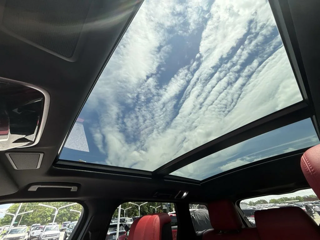 Used 2019  Land Rover HST image 16
