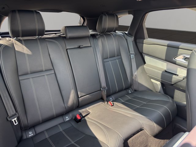 Used 2022 White Land Rover R-Dynamic S image 21