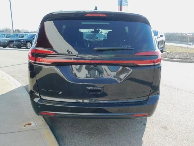 New 2026 Diamond Black Crystal Pearl-Coat Exterior Paint Chrysler Limited image 32
