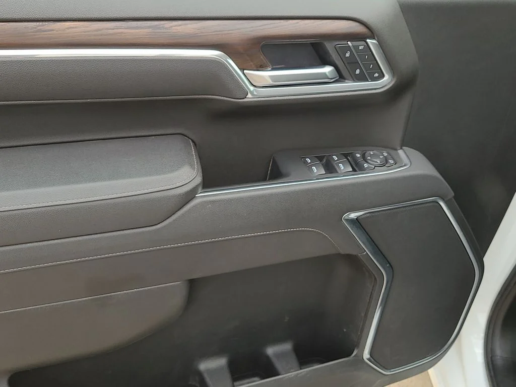 Used 2025 White GMC SLT image 19