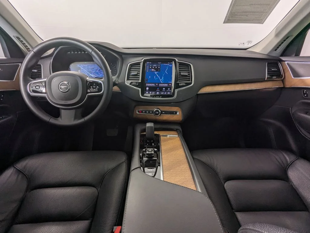 Used 2023 Black Volvo B6 Plus 7-Seater image 5