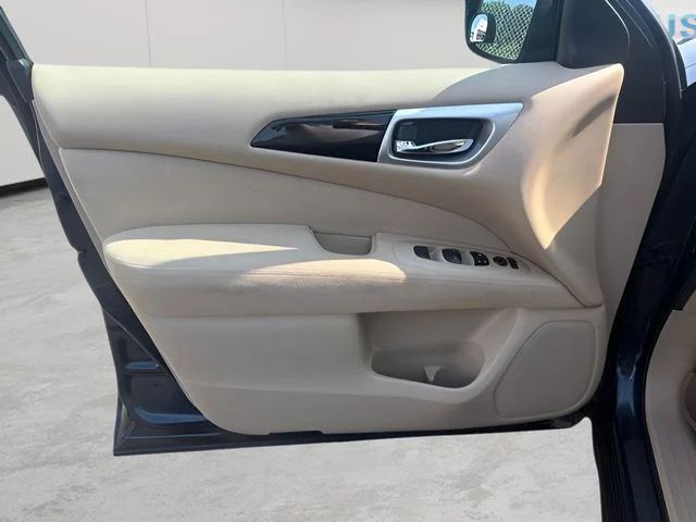 Used 2015 Blue Nissan SV image 9