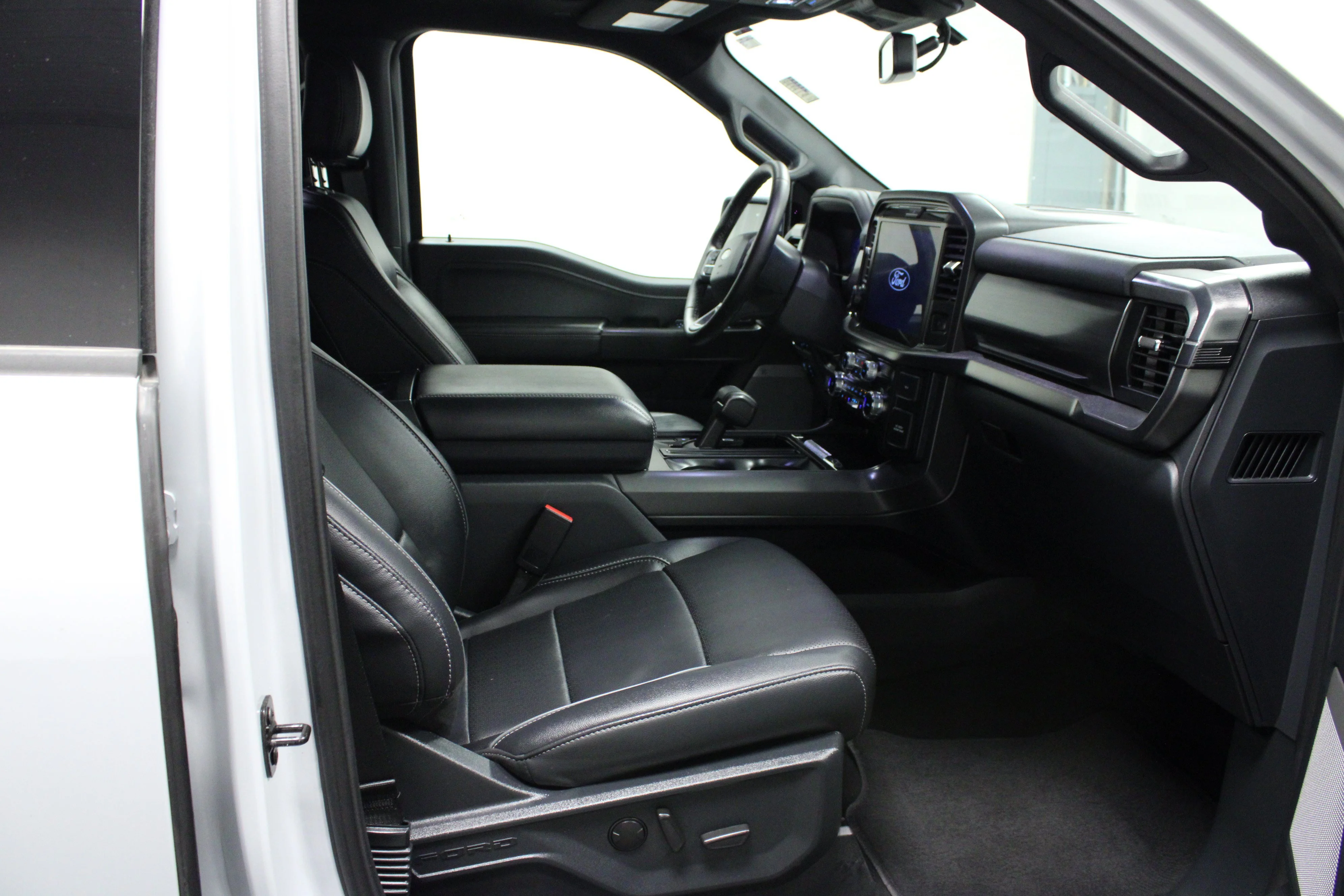 Used 2025 Space White Metallic Ford LARIAT image 12