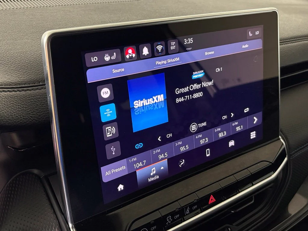 Used 2025 Silver Jeep Latitude image 25