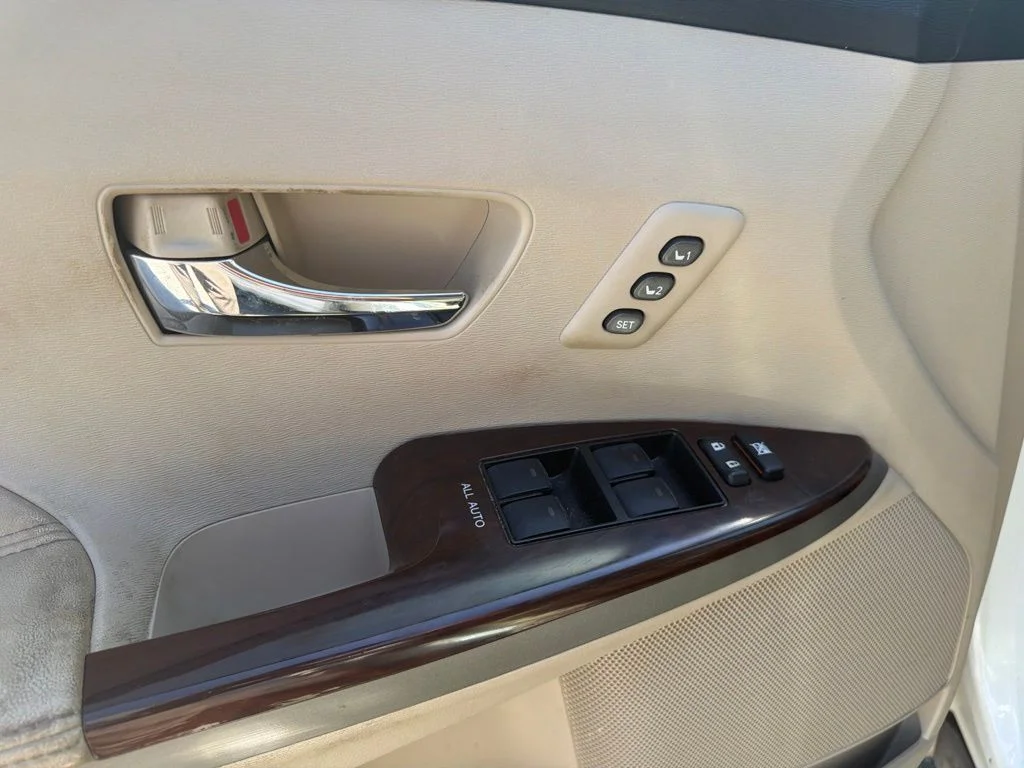 Used 2013 White Toyota XLE image 9