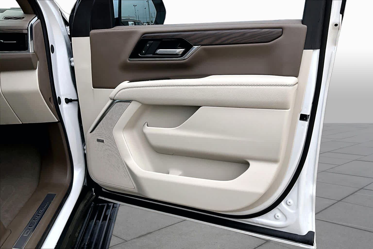 Used 2025 White Frost Tricoat GMC Denali image 23