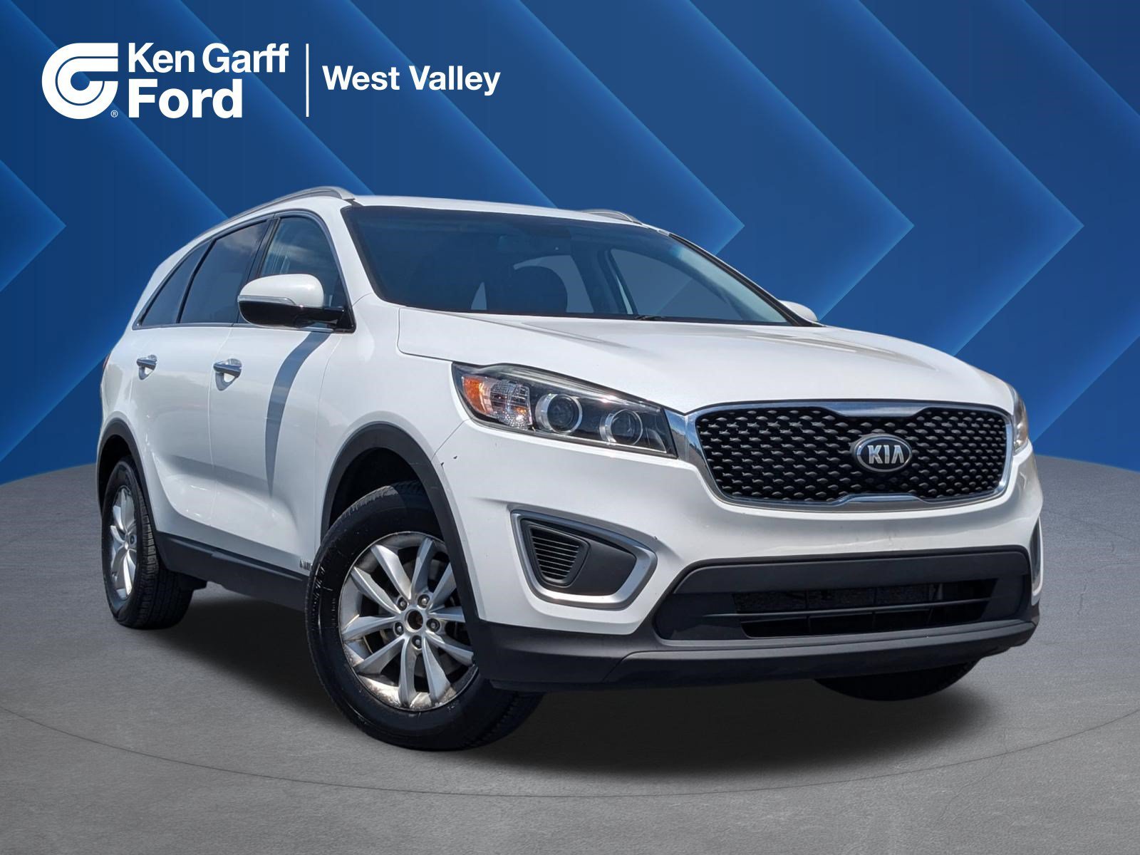 Used 2018 Snow White Pearl Kia LX image 1