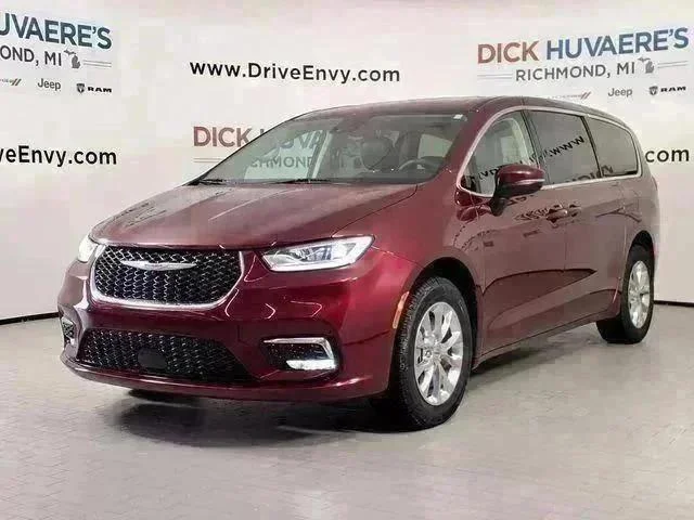 2023 Chrysler Pacifica Touring L AWD's photo