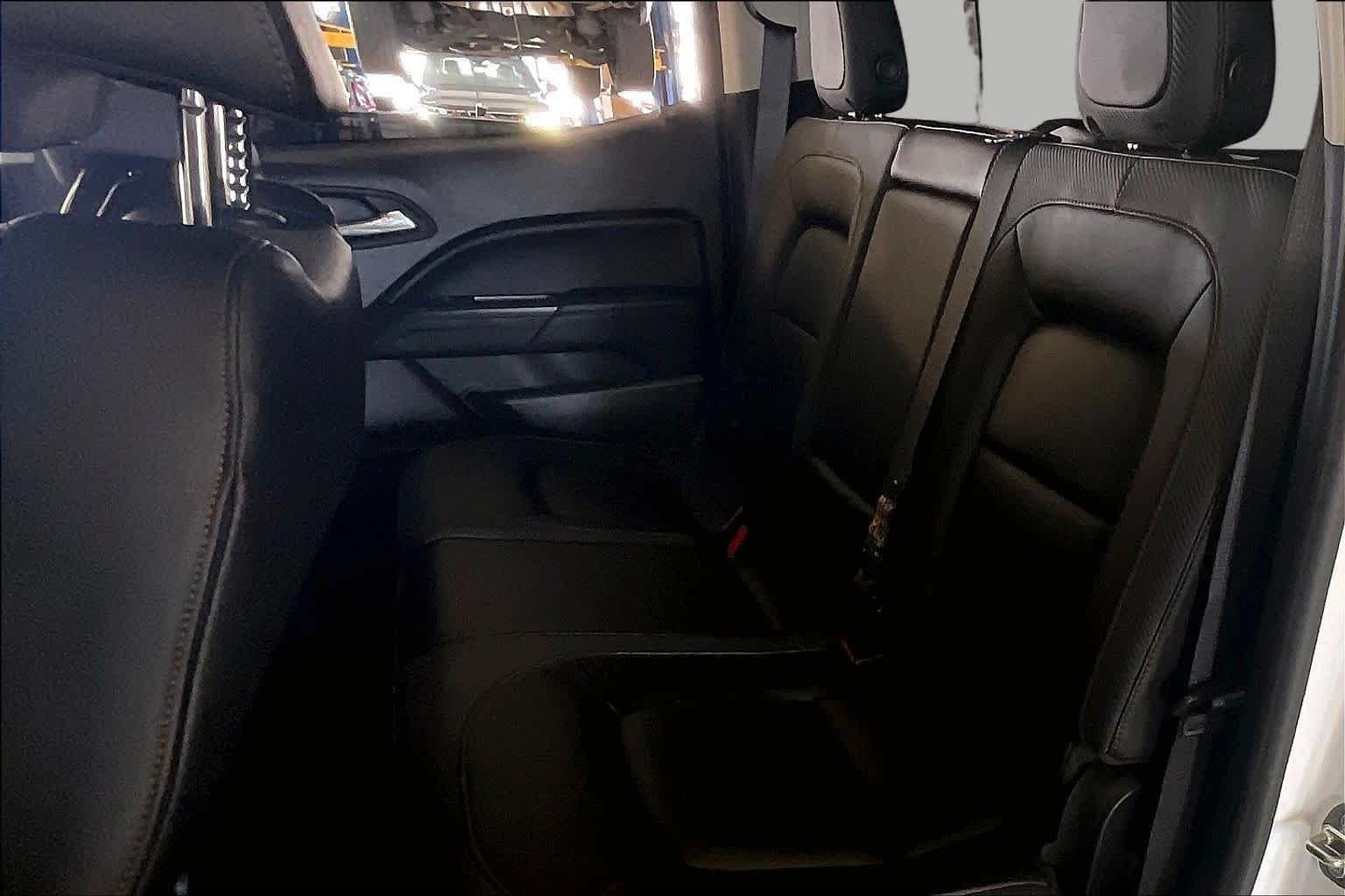 Used 2021 Summit White GMC 4WD AT4 w/Leather image 18
