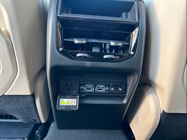 Used 2024 Rocky Mountain Pearlcoat Jeep  image 33