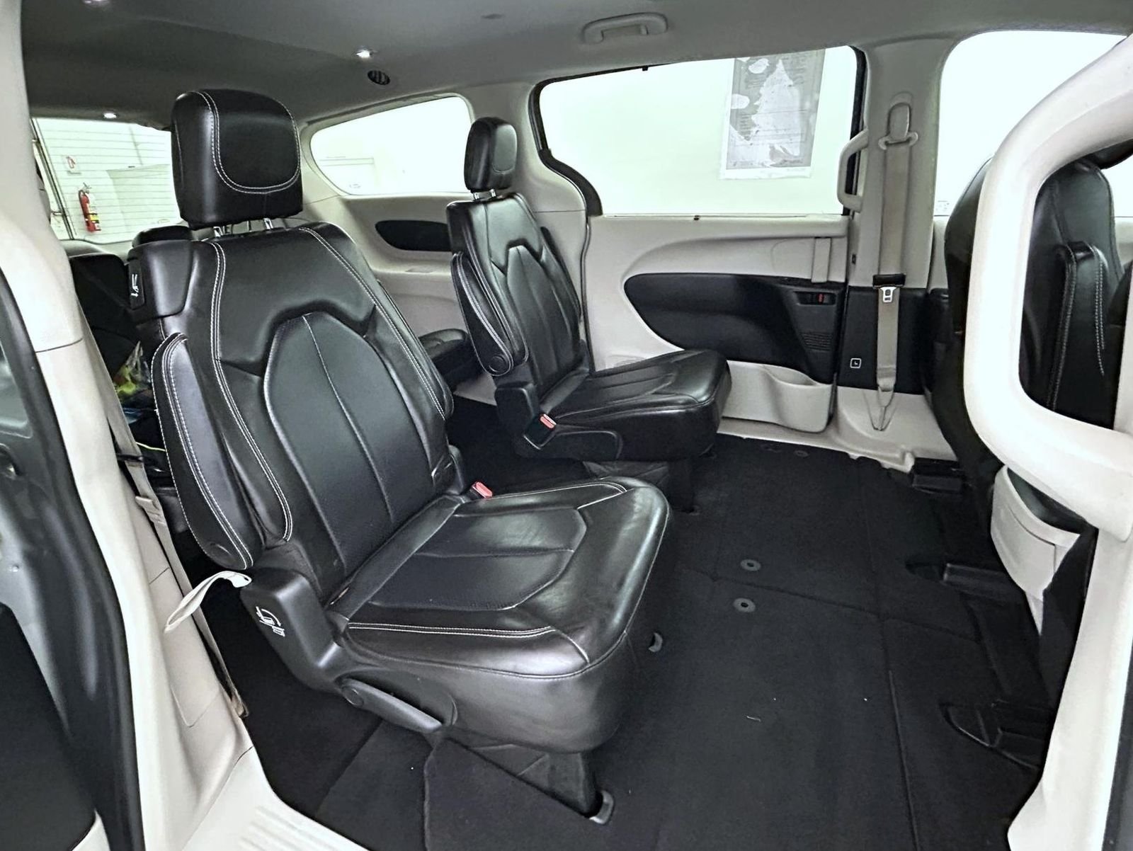 Used 2020 Silver Chrysler LXI image 17