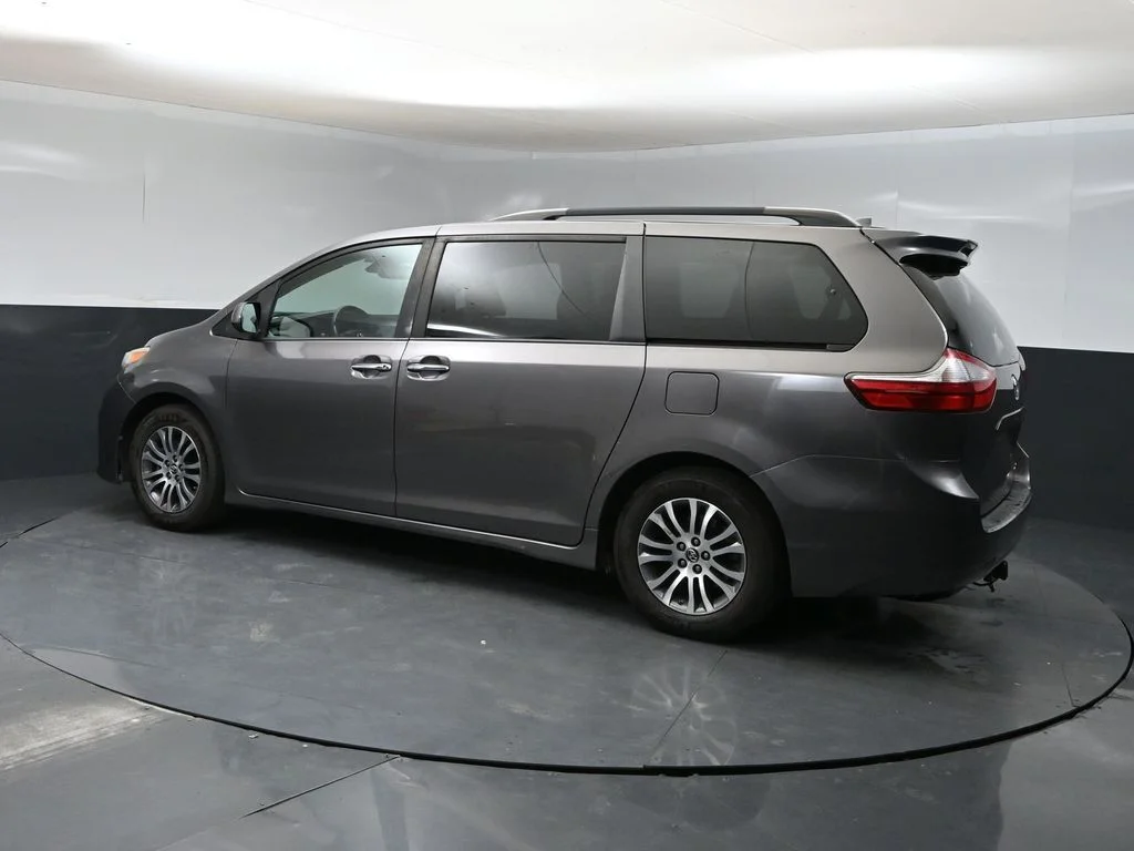 Used 2018 Gray Toyota XLE image 4