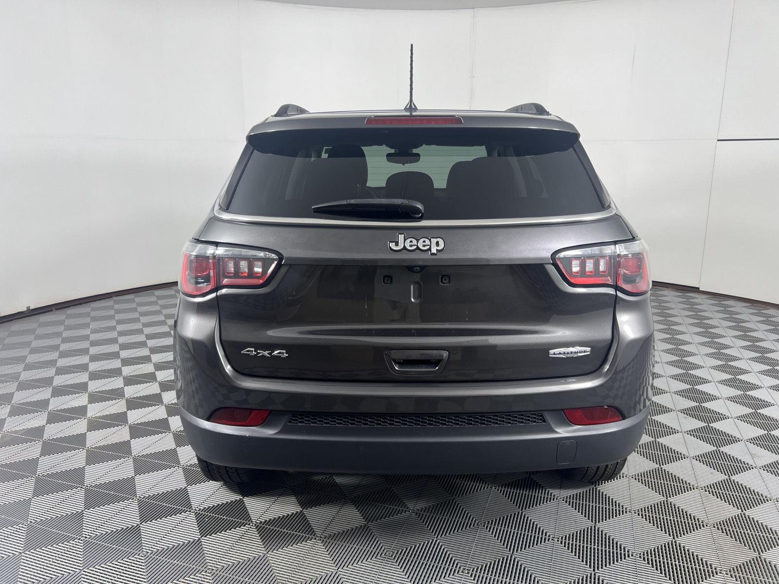 Used 2018 Granite Crystal Metallic Clearcoat Jeep Latitude image 9